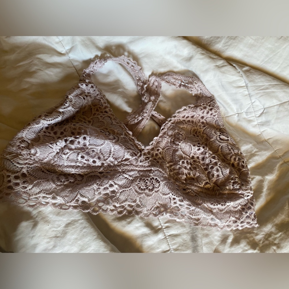 True light Purple Lace Bra with Scalloped Edges and Floral Design
